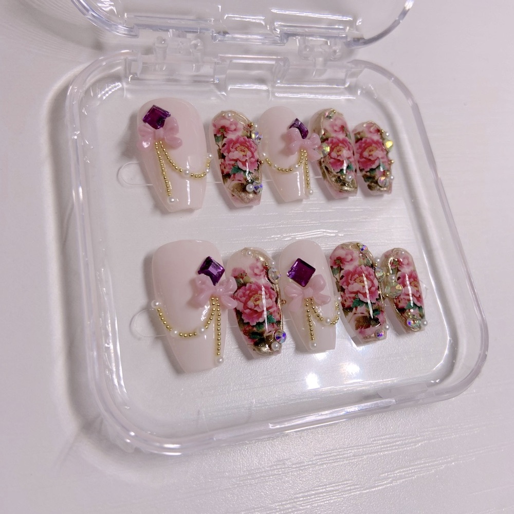 B113 PRESS ON NAILS